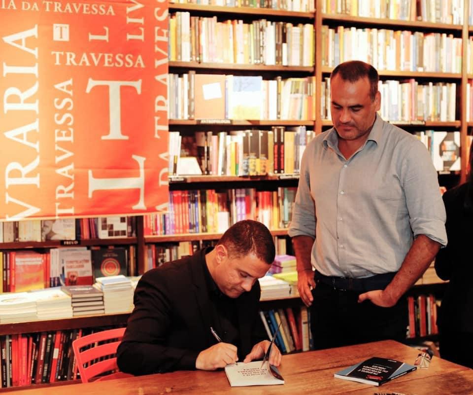 lançamento do livro na livraria Travessa