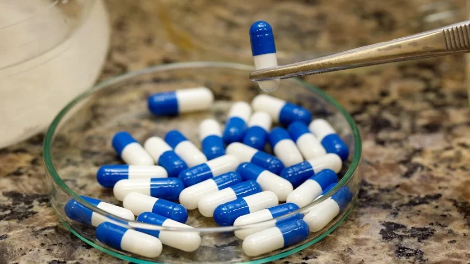 Cápsulas em ambiente de laboratório representam o controle e análise de medicamentos | Foto: Reprodução da internet