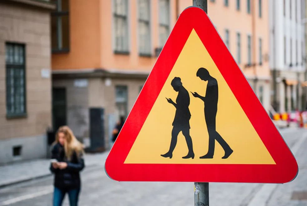 Nova proposta do governo italiano: Multas para pedestres que atravessam a rua com a atenção no celular