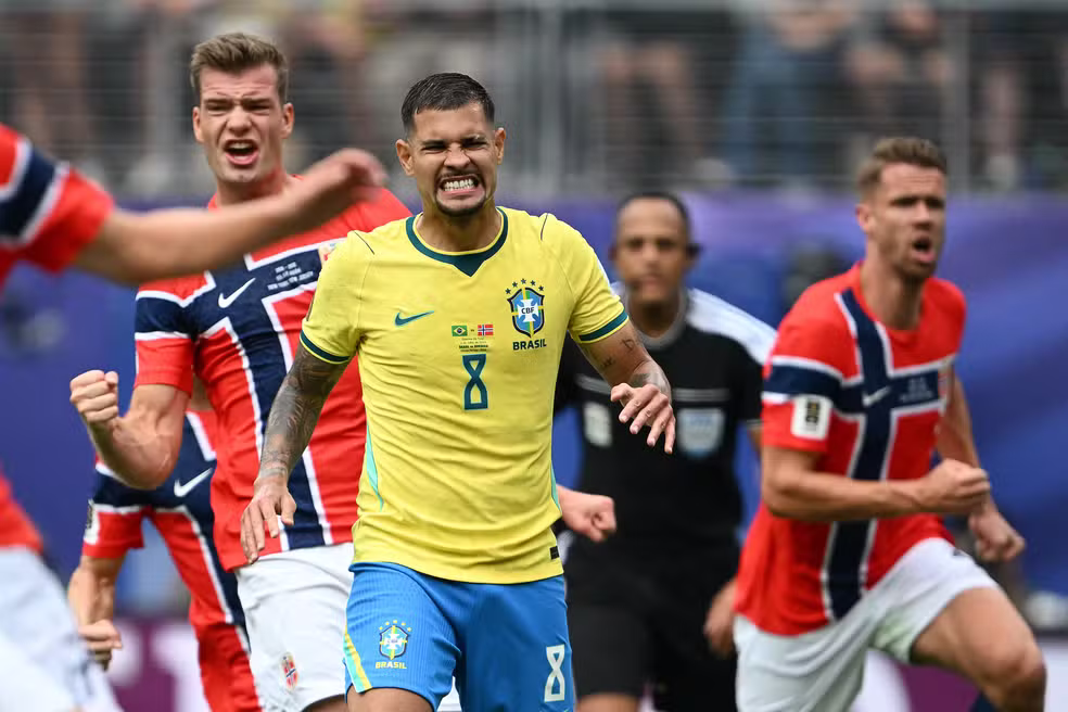 Bruno Guimarães lamenta pênalti perdido contra a Noruega Foto: Elsa/Getty Images