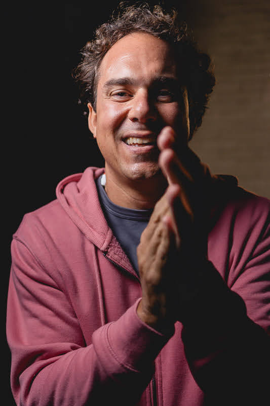 Leandro Fregonesi participa de “O Samba Tem História” nesta sexta-feira (25), ao lado de Raul DiCaprio — Foto: Divulgação
