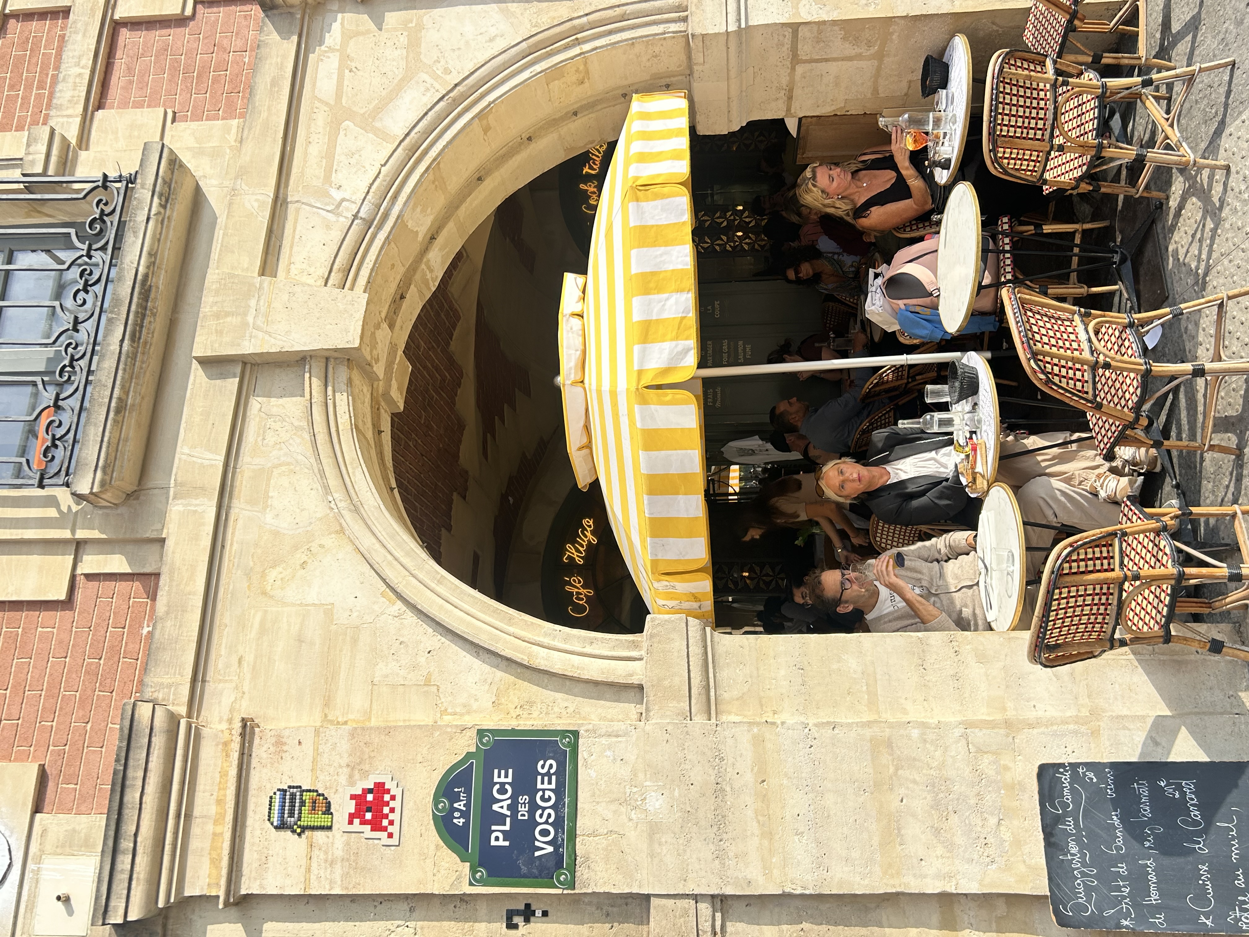 Place des Vosges: onde Paris senta à mesa