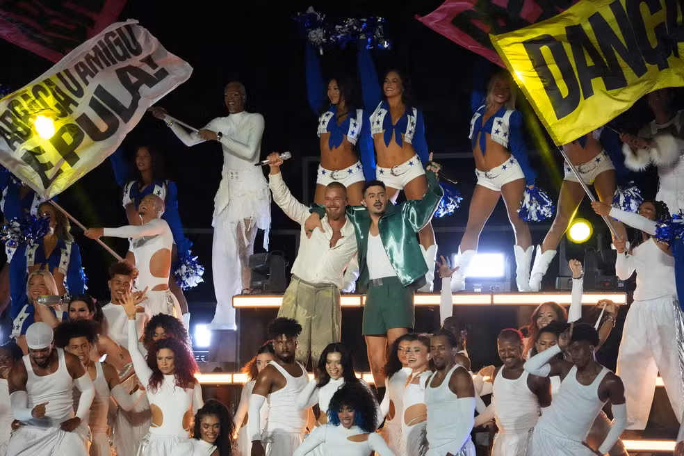 Ricky Martin e Pedro Sampaio no show do intervalo do NFL Rio Game — Foto: Kirby Lee-Imagn Images