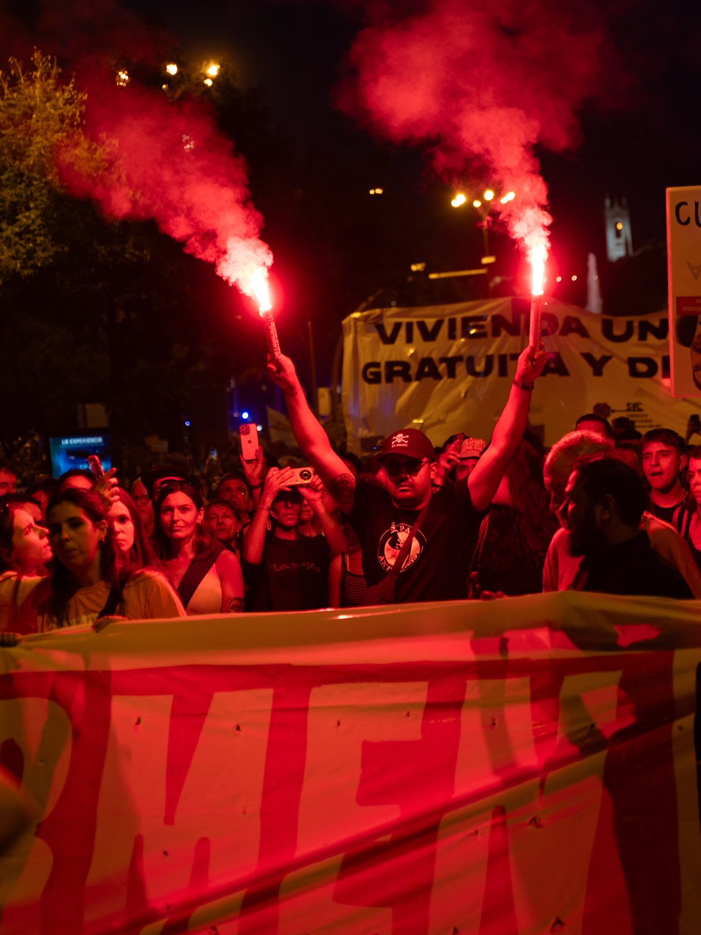 Os protestos acontecem em Madri, na região da Puerta del Sol. Foto: Reprodução.