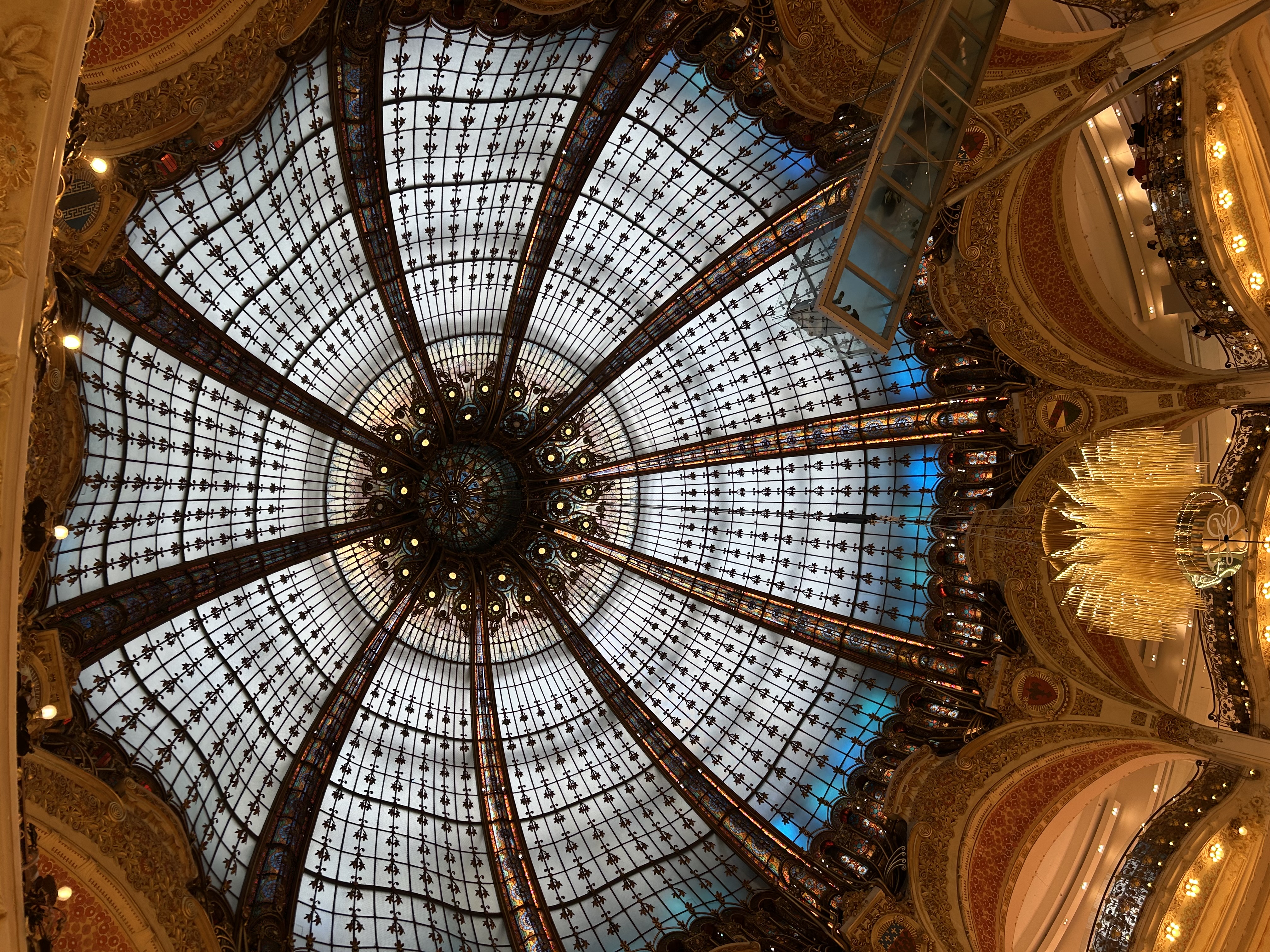 Galeries Lafayette: um ícone do luxo e da arquitetura parisiense