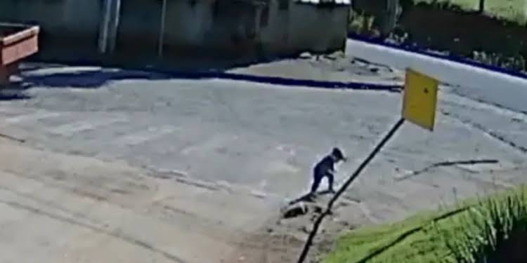 Criança chegou a tropeçar, mas se levantou e seguiu caminho. Foto: Reprodução