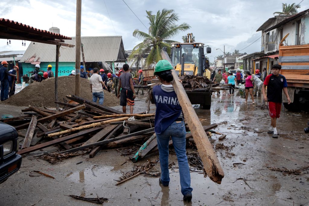 Comunidades costeiras se preparam para mais dias de clima carregado. Foto: AFP