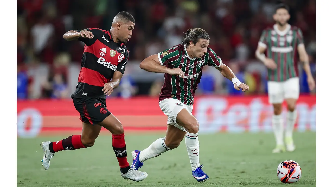 Canobbio e Samuel Lino disputam bola durante Flamengo x Fluminense (Foto: Marcelo Gonçalves / Fluminense FC)