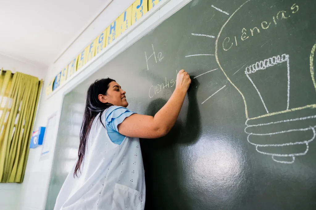 Professora dando aula de ciências. Foto: Getty Images