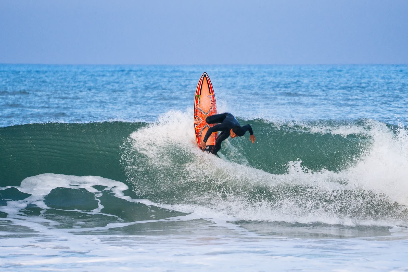Gabriel medina acertando uma pancada de backside