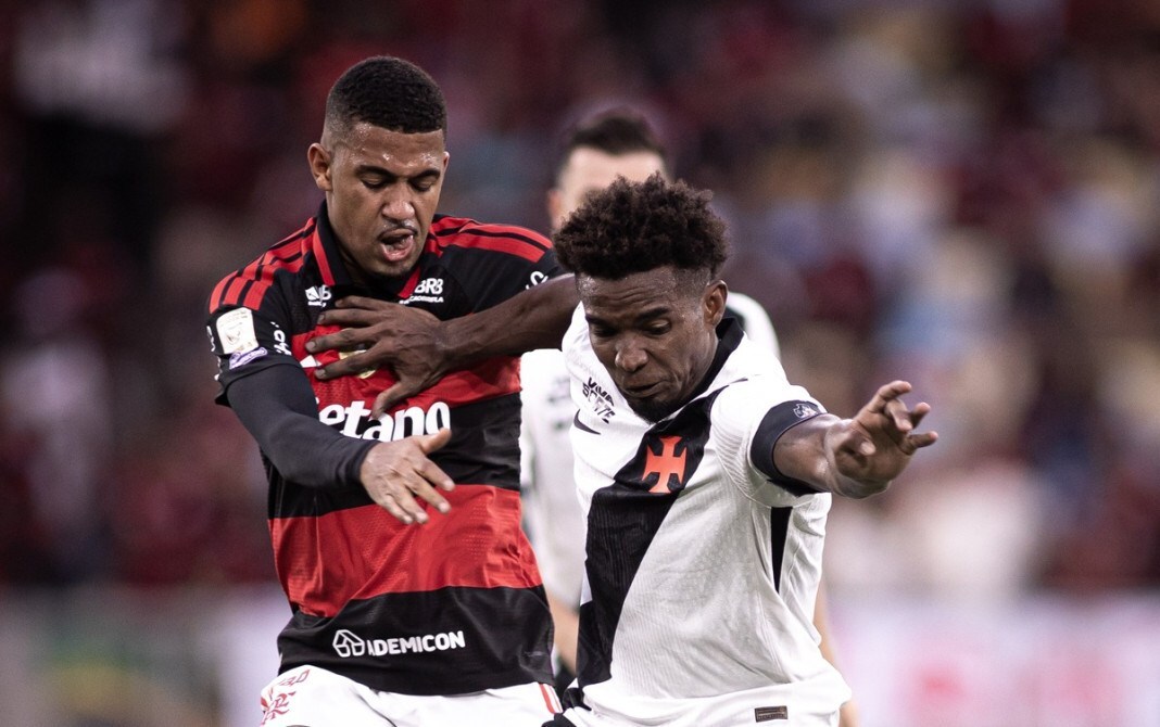 Samuel Lino e Thiago Mendes em Flamengo x Vasco, no Maracanã (RJ), pelo Brasileirão 2026 - Foto: Matheus Lima/CRVG
